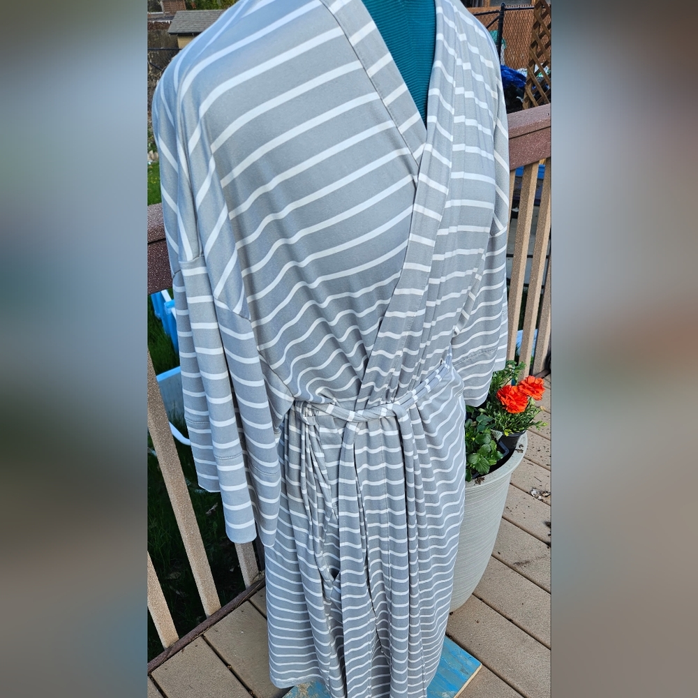 Gray and White Robe - Picture 2 of 5